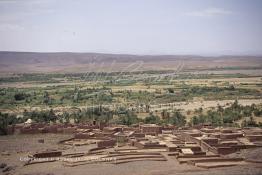 Image du Maroc Professionnelle de  Paysage du Sud sur la vallée, au premier plan les toits des maisons de la Kasbah de  Ouarzazate où résident la population berbères du sud du Maroc, le Samedi 23 Août 1997. (Photo / Abdeljalil Bounhar) 